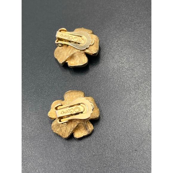 Coro Signed Vintage Gold-tone Flower Faux Creamy Pearl Center Clip On Earrings - Picture 7 of 8